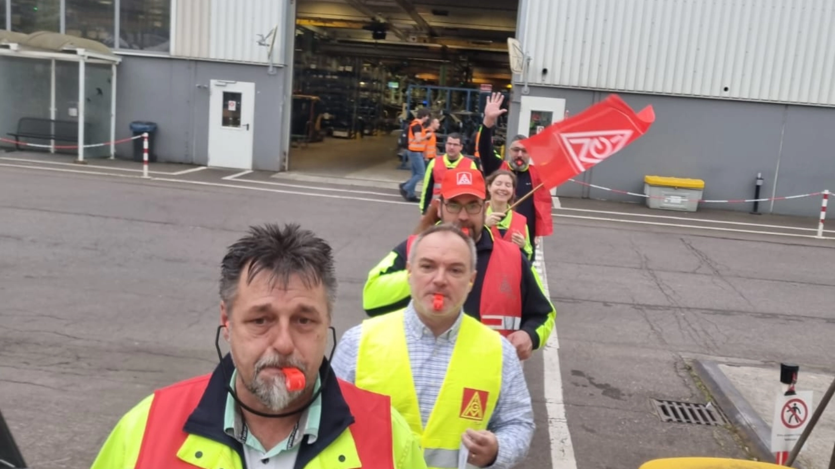 Infostand zum Warnstreik bei Volvo in Konz