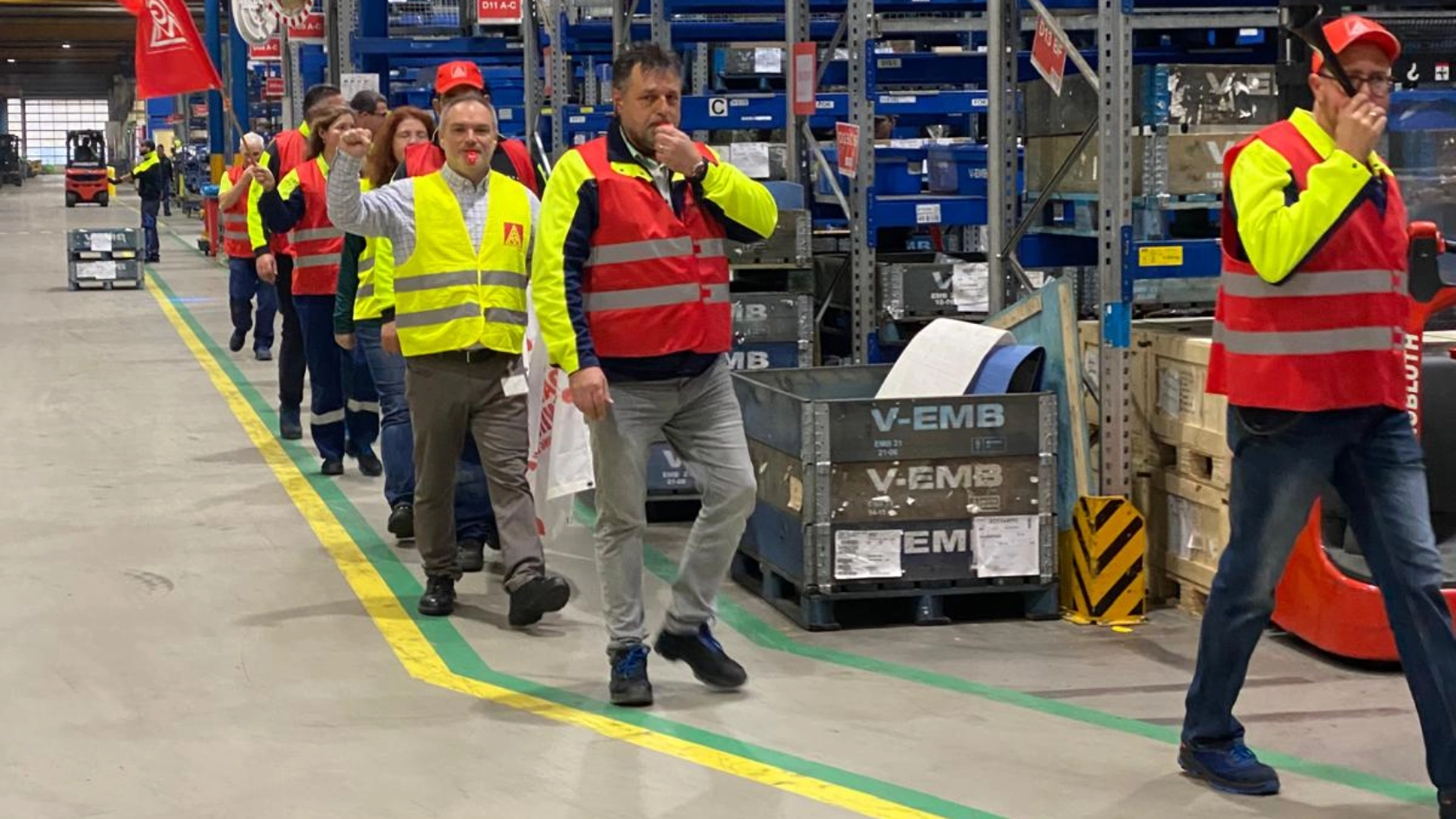 Infostand zum Warnstreik bei Volvo in Konz