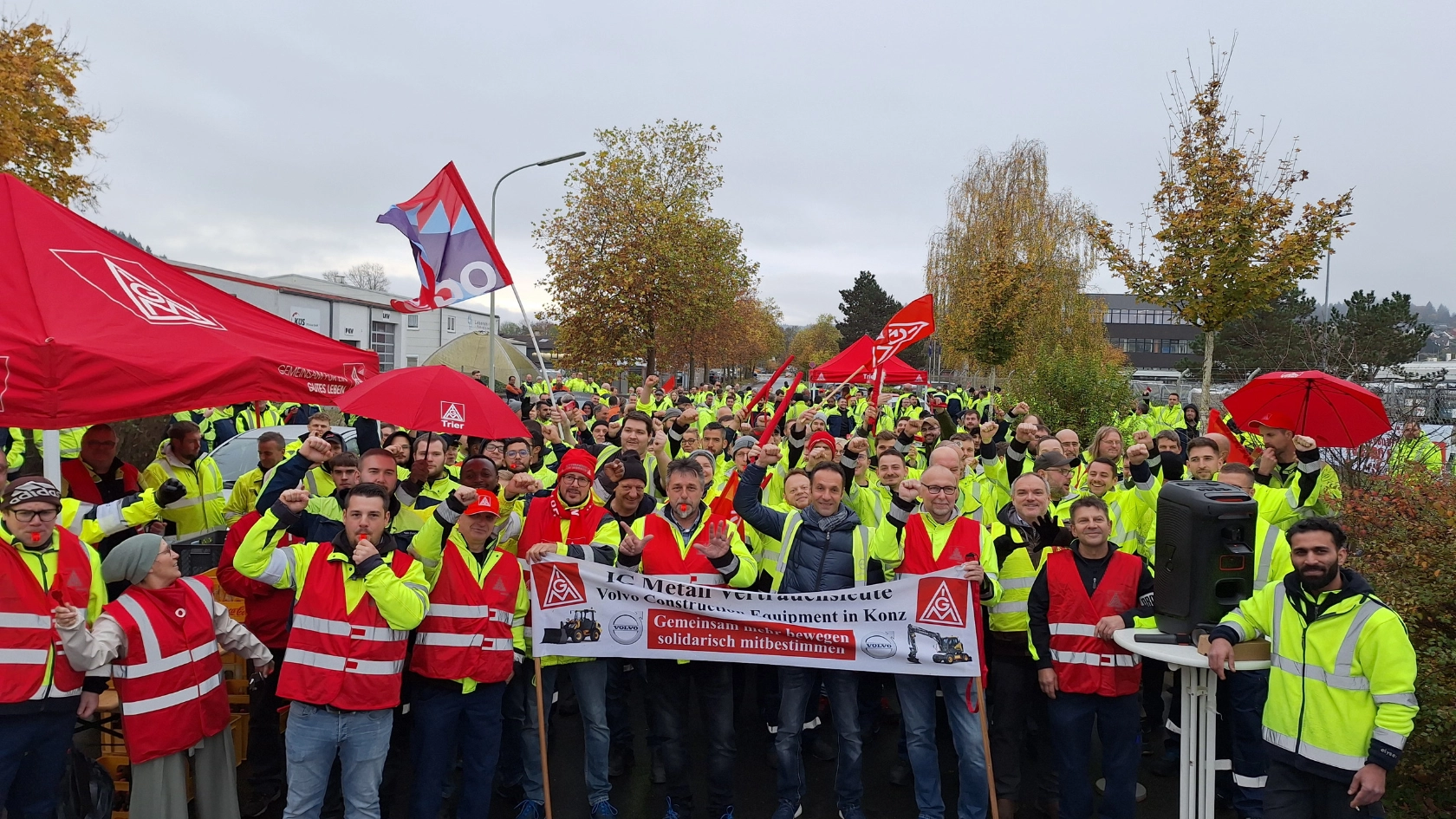 Infostand zum Warnstreik bei Volvo in Konz