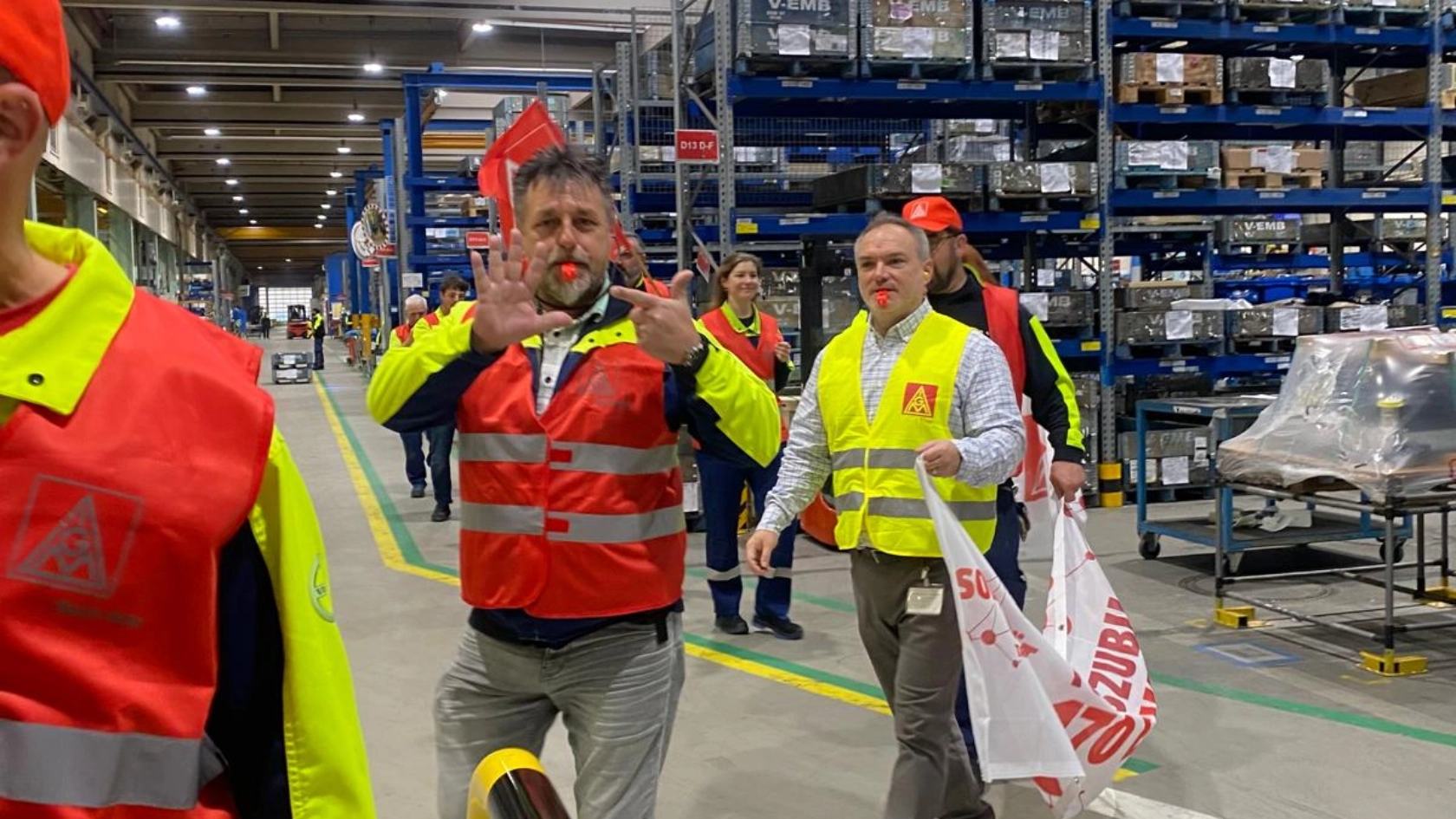 Infostand zum Warnstreik bei Volvo in Konz