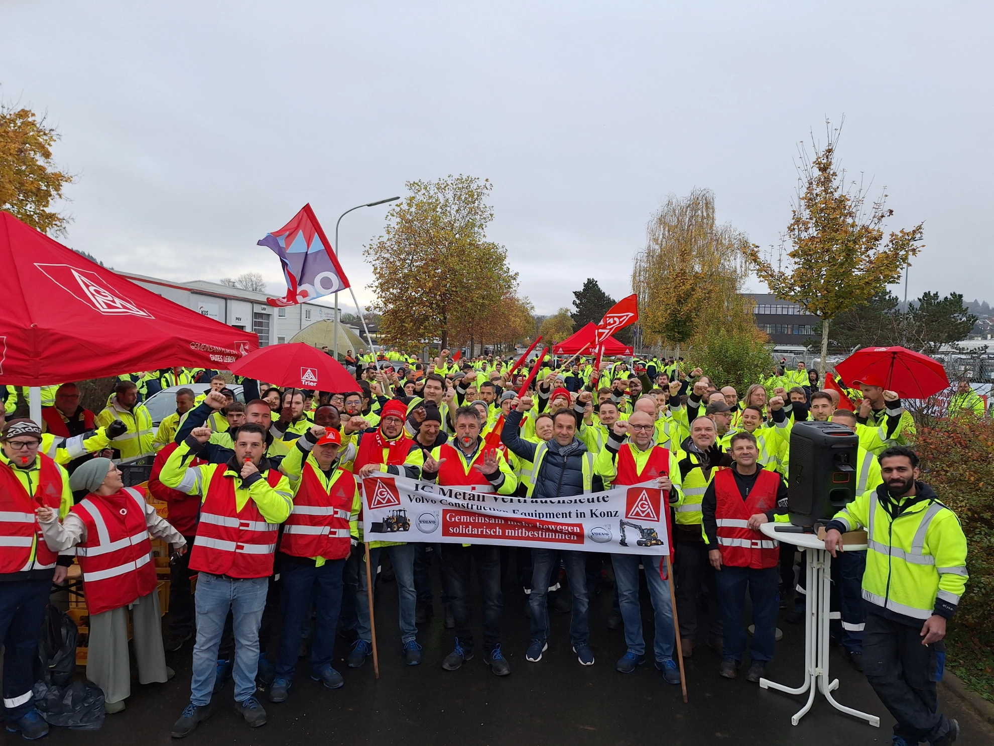 Infostand zum Warnstreik bei Volvo in Konz