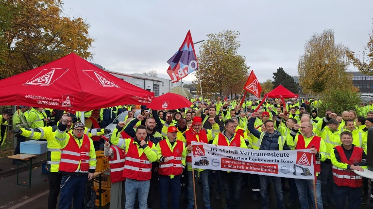 Infostand zum Warnstreik bei Volvo in Konz