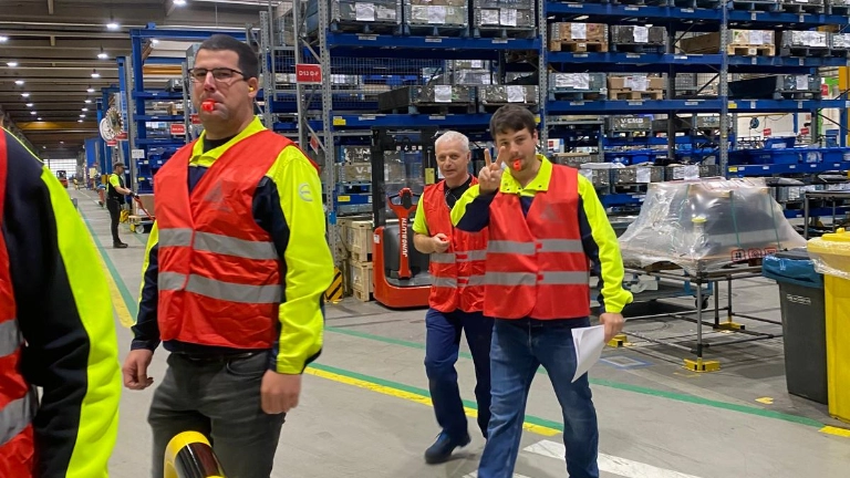 Infostand zum Warnstreik bei Volvo in Konz
