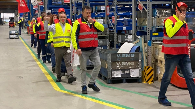 Infostand zum Warnstreik bei Volvo in Konz