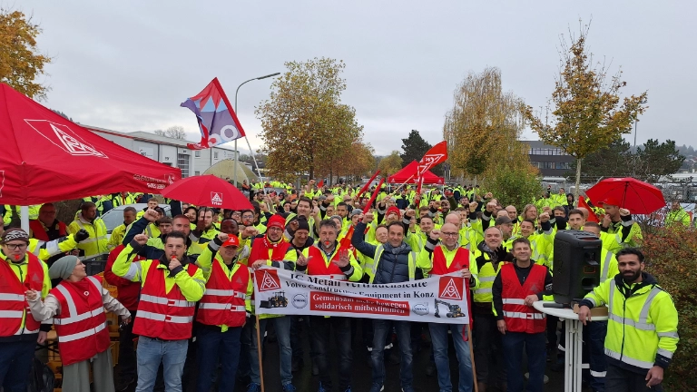 Infostand zum Warnstreik bei Volvo in Konz