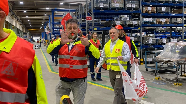 Infostand zum Warnstreik bei Volvo in Konz