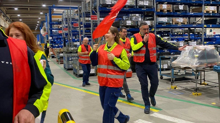 Infostand zum Warnstreik bei Volvo in Konz